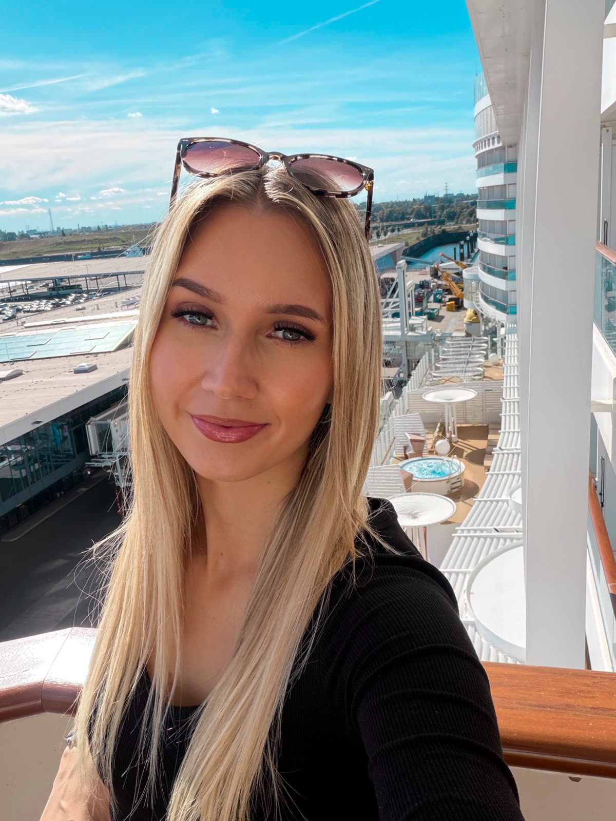 Josi Michalski auf dem Balkon eines Kreuzfahrtschiffs